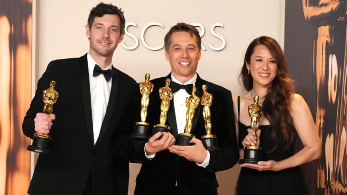 Sean Baker festeggia assieme ai produttori di AnoraJeff Kravitz / GettyImages