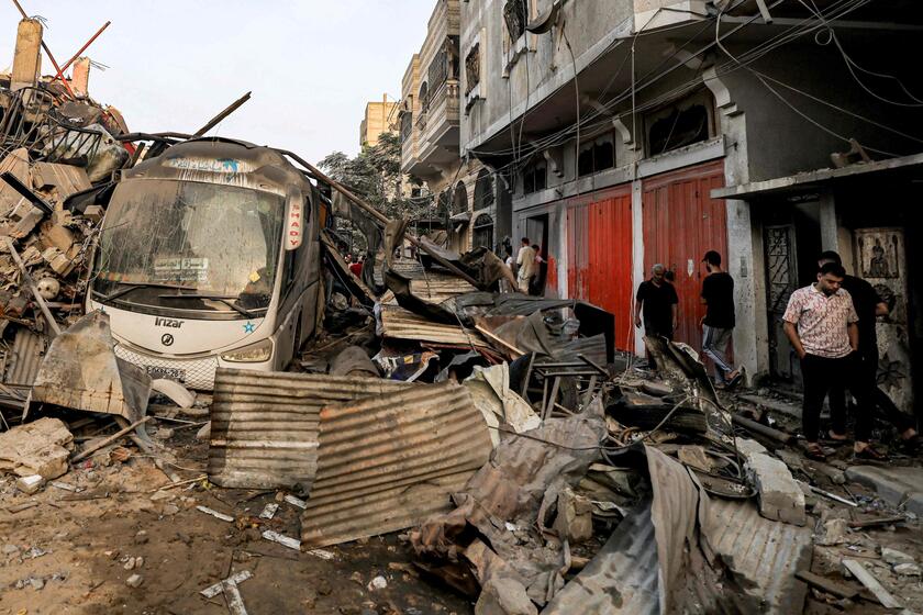 Israele bombarda la moschea di Khan Younis: 19 morti