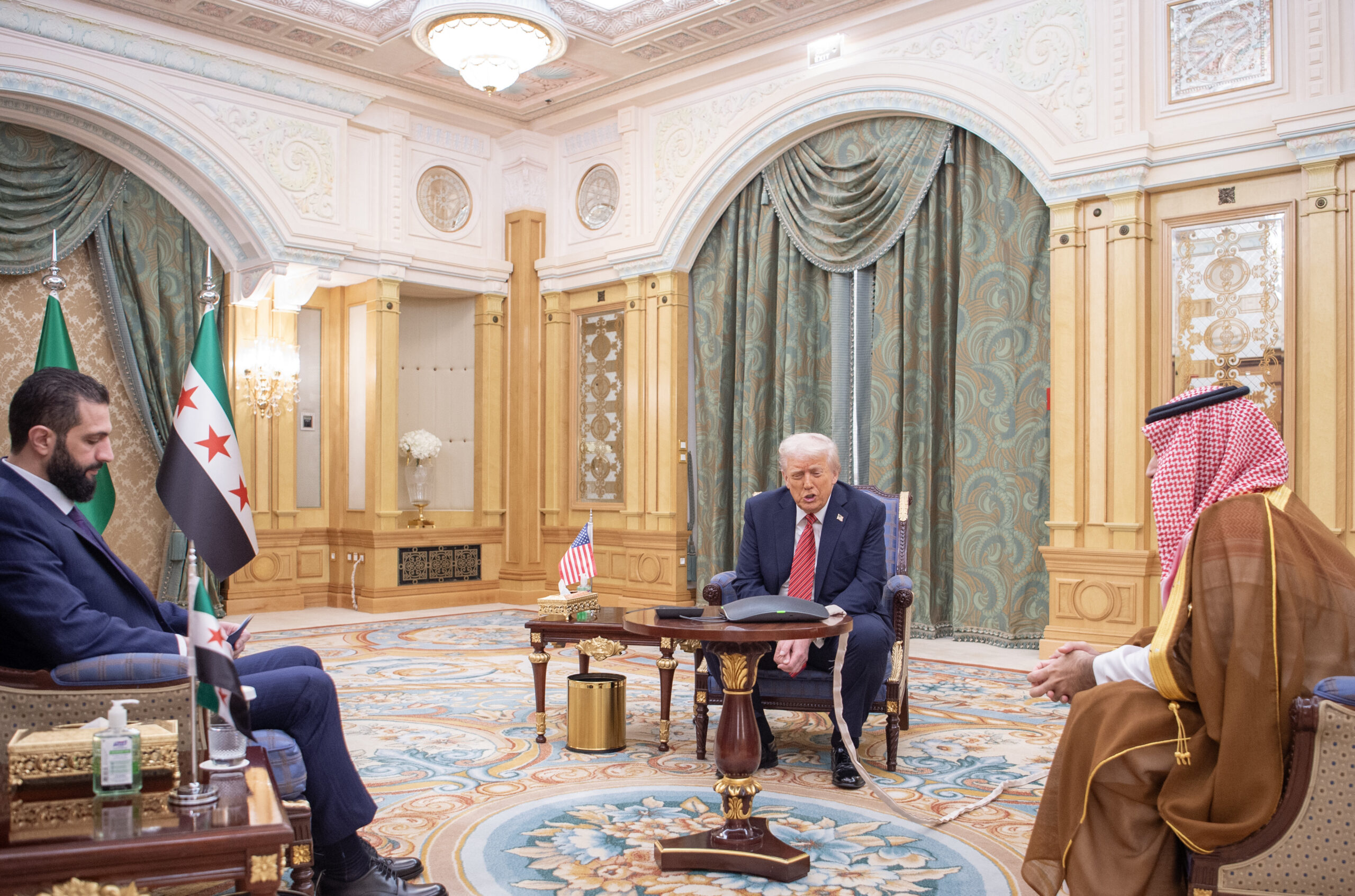 Pressioni saudite per la pace in Palestina: Trump rimuove le sanzioni alla Siria e vola in Qatar
