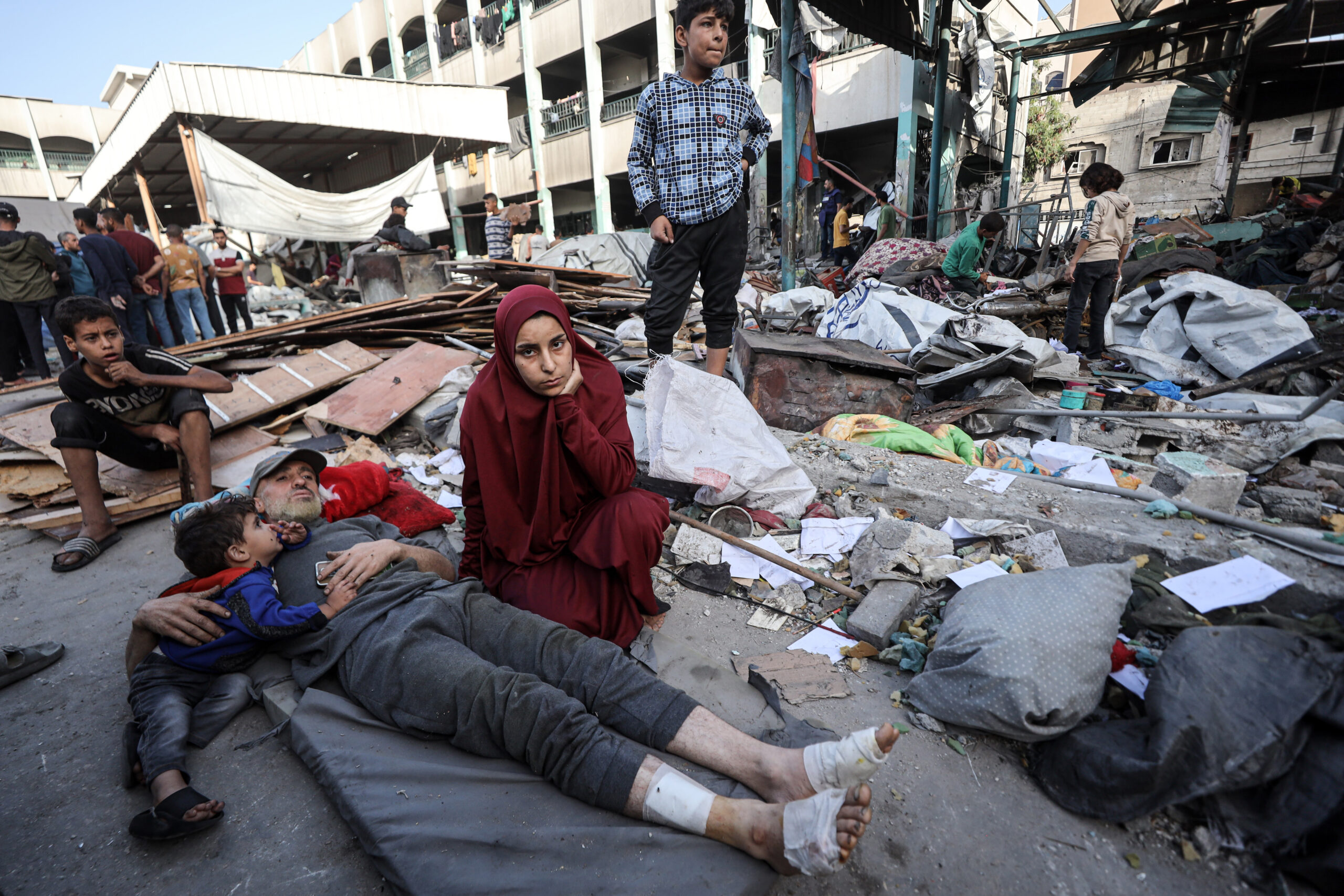 Gaza, nuova strage di bambini: Israele bombarda una scuola piena di sfollati e uccide 36 palestinesi