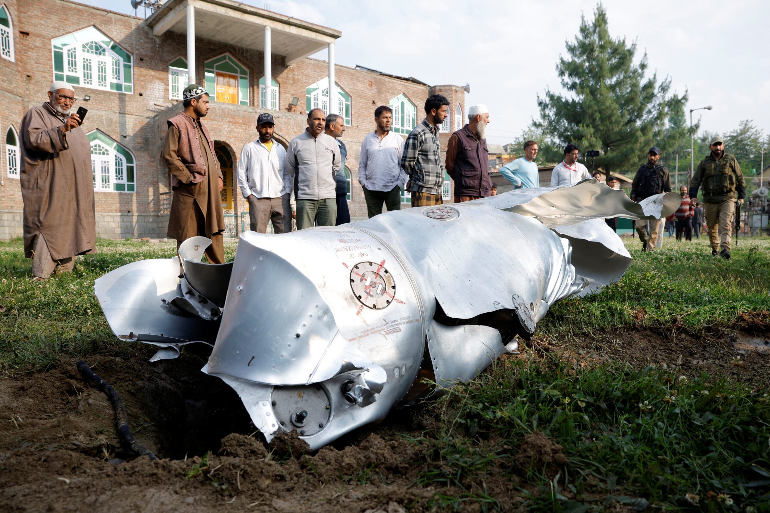 Almeno 26 morti, tra cui bambini, e 46 feriti nei raid indiani in Pakistan: tensione tra le due potenze nucleari