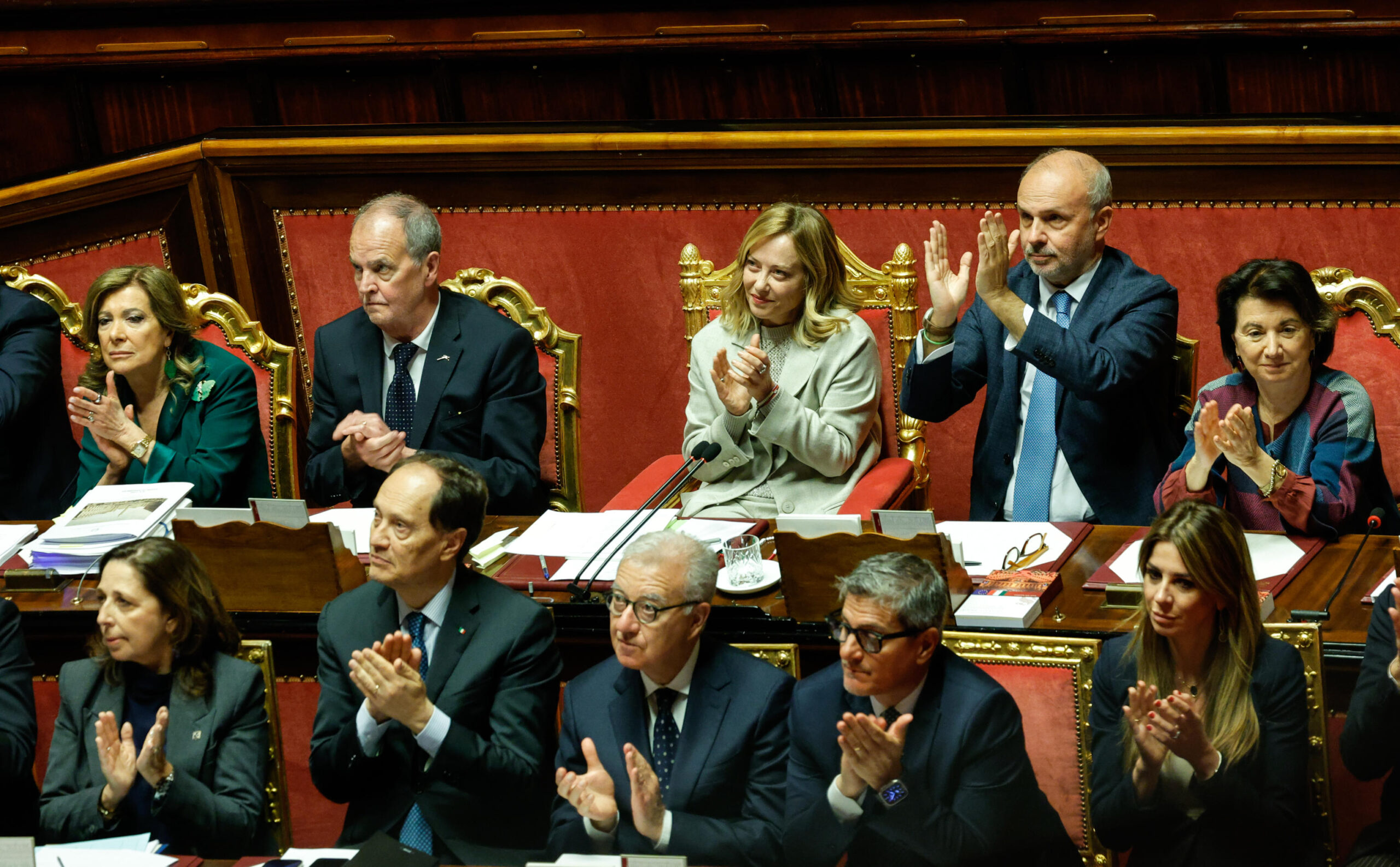 Meloni patriota del riarmo: 45 miliardi per le armi, ignorando Costituzione, Parlamento e buon senso