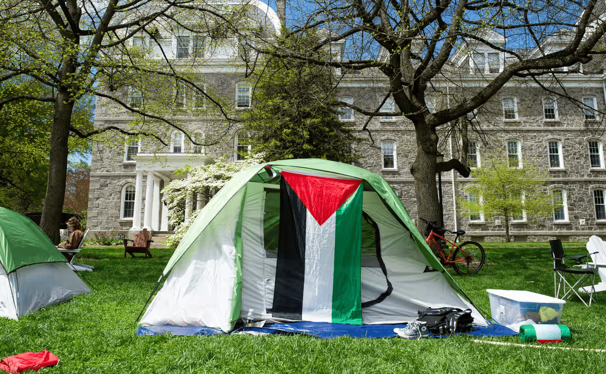 Swarthmore College si piega a Trump: sospesi sei studenti per un accampamento pro-Palestina