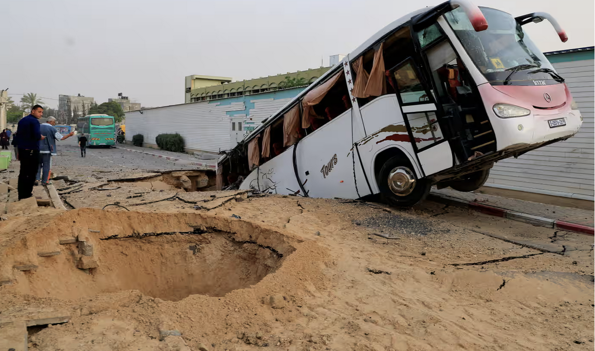 Gaza, nuovo massacro di Netanyahu: 65 morti nei bombardamenti, colpito anche l’ospedale europeo di Khan Younis