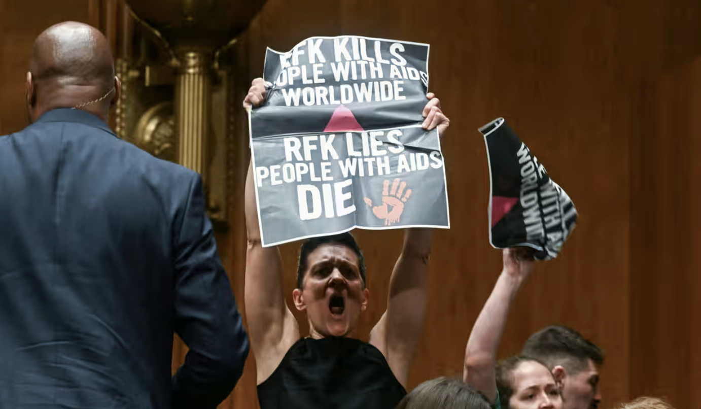 Proteste al Senato contro Kennedy Jr.: “Fa tornare l’Hiv, chiude centri Aids e taglia la ricerca pubblica”