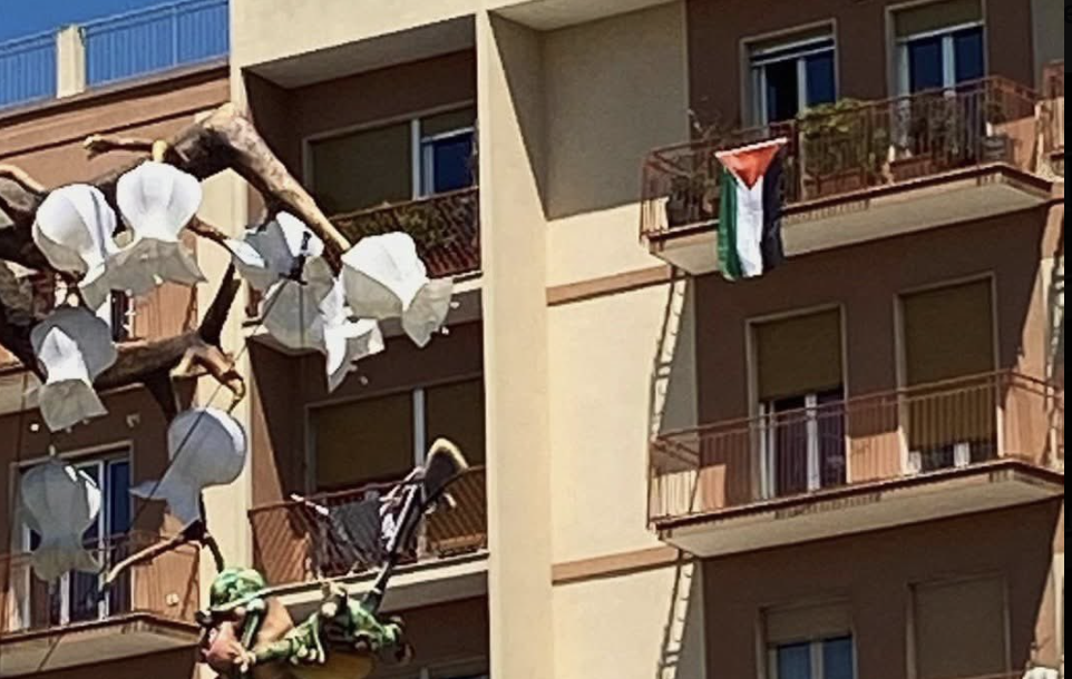 Giro d'Italia, bandiera palestinese su un balcone fatta rimuovere dalla polizia: censura in salsa Trump