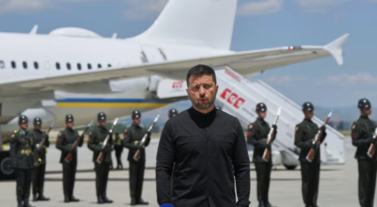 Zelensky: “Delegazione russa a Istanbul è solo teatro, Putin simula la pace ma continua il massacro”
