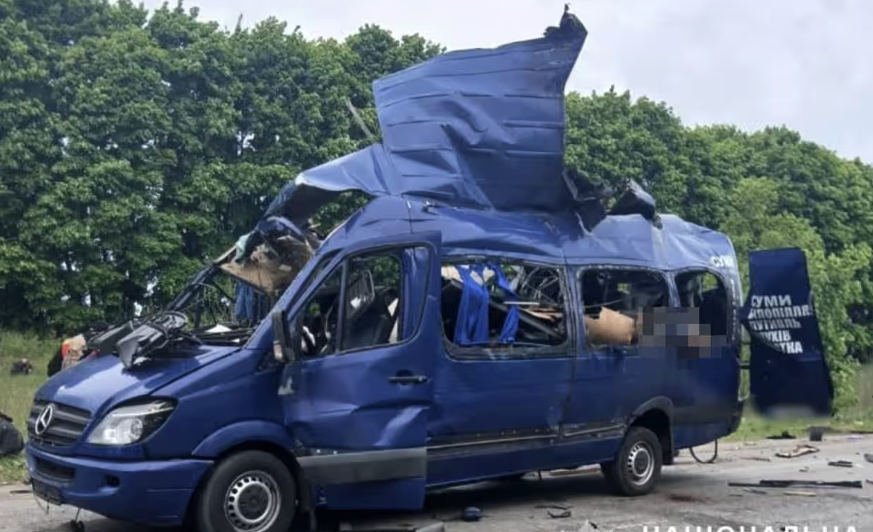 Putin non ferma i bombardamenti contro l'Ucraina: colpito un bus di sfollati: 9 morti, quasi tutti anziani
