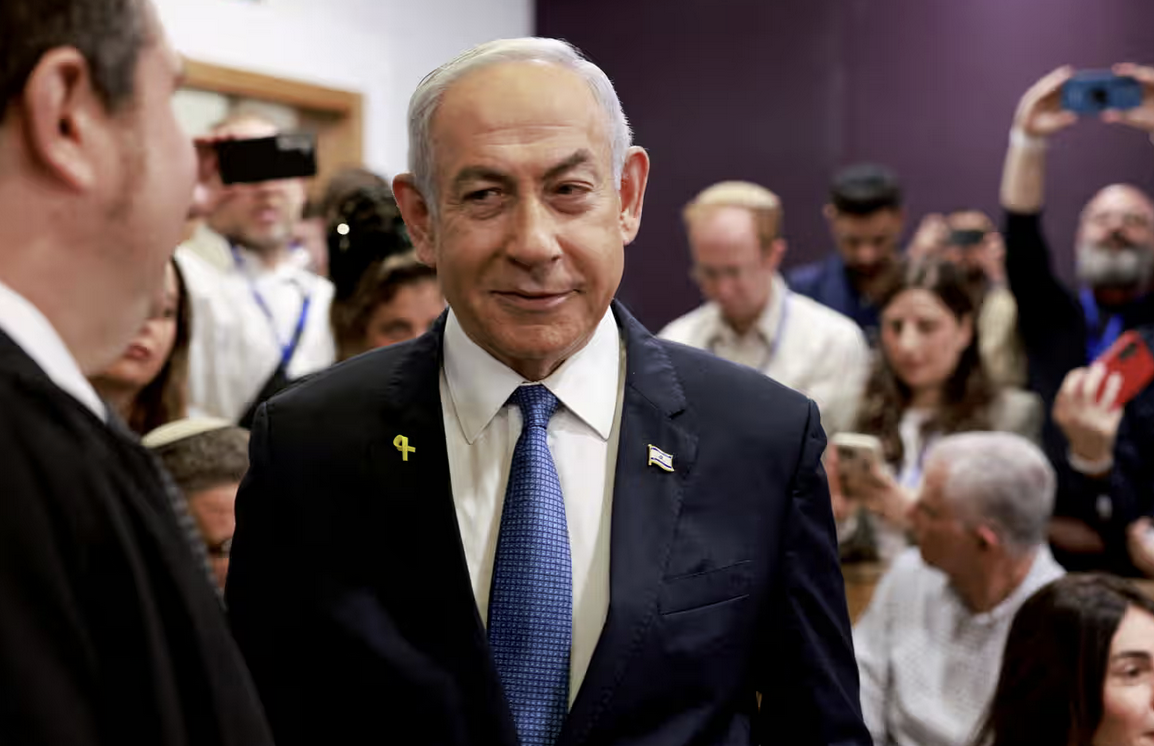 Netanyahu accusato di prolungare la guerra di sterminio a Gaza per sopravvivere politicamente
