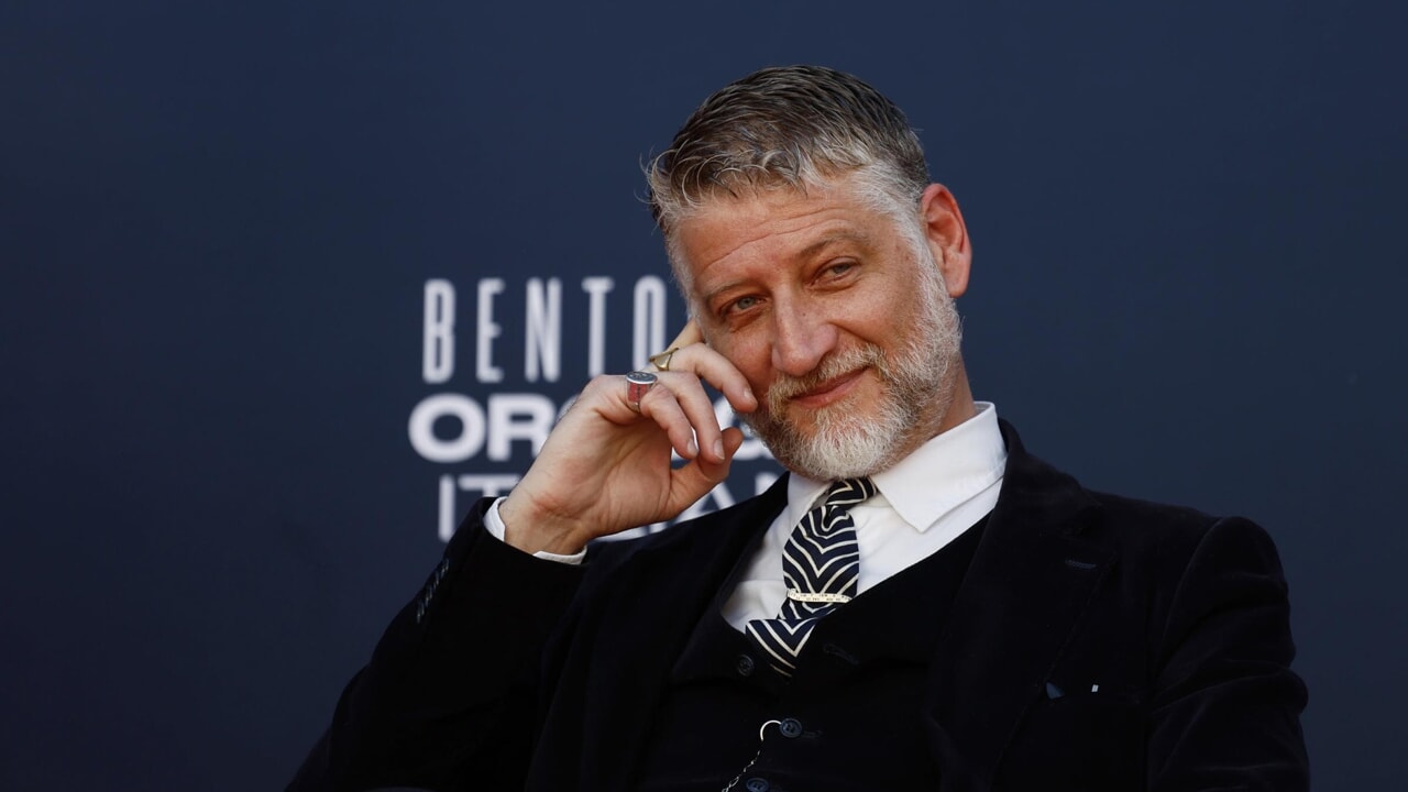 Giuli mette l’elmetto di Fratelli d’Italia: "A sinistra non ci sono più intellettuali, sono rimasti solo i comici"