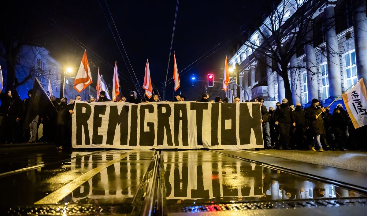 Remigration Summit: il Pd chiede il divieto, Salvini difende il raduno dell’ultradestra razzista