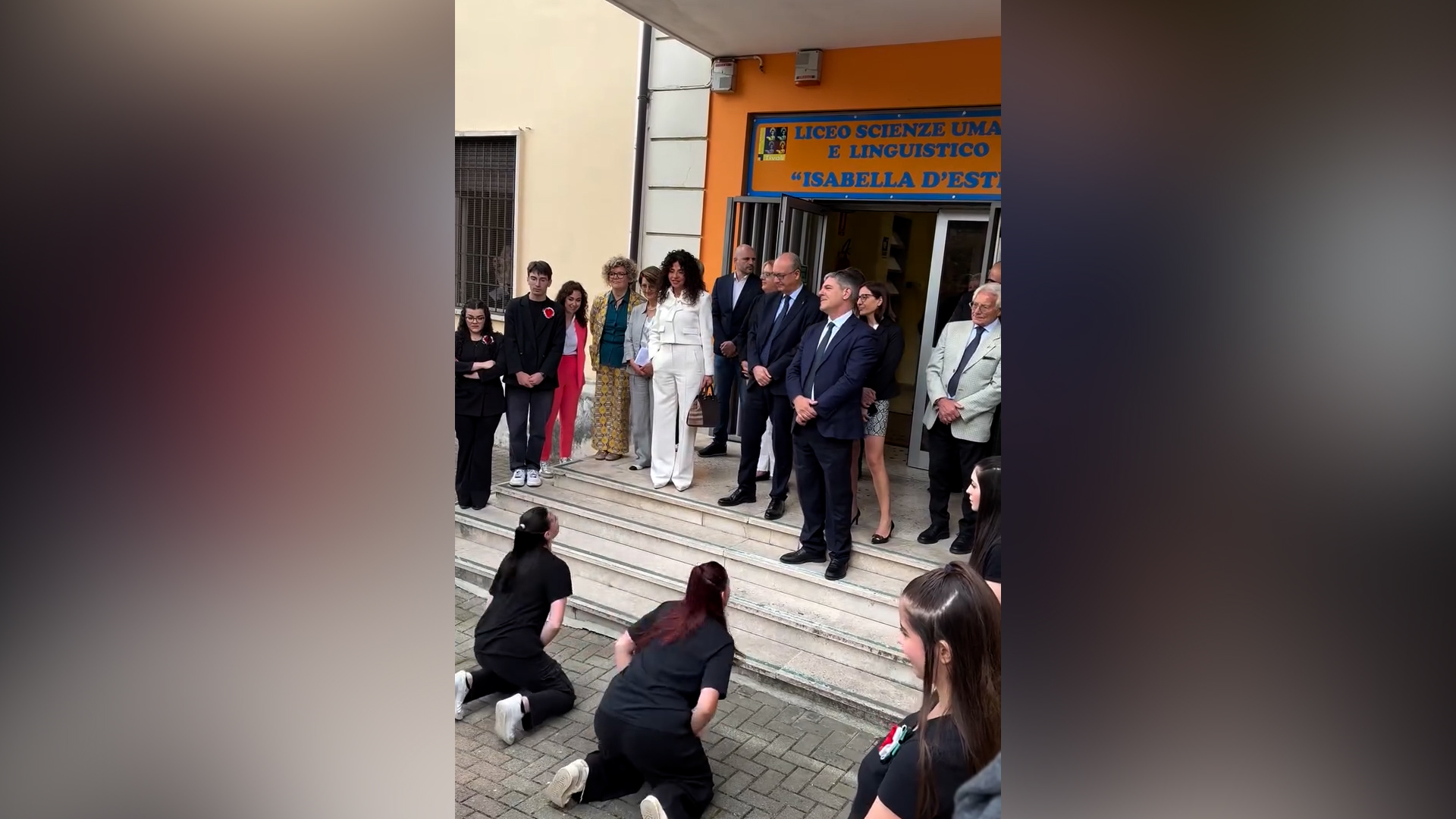 Valditara accolto con un balletto al liceo di Tivoli ed è polemica: "Messaggio sbagliato e anacronistico"