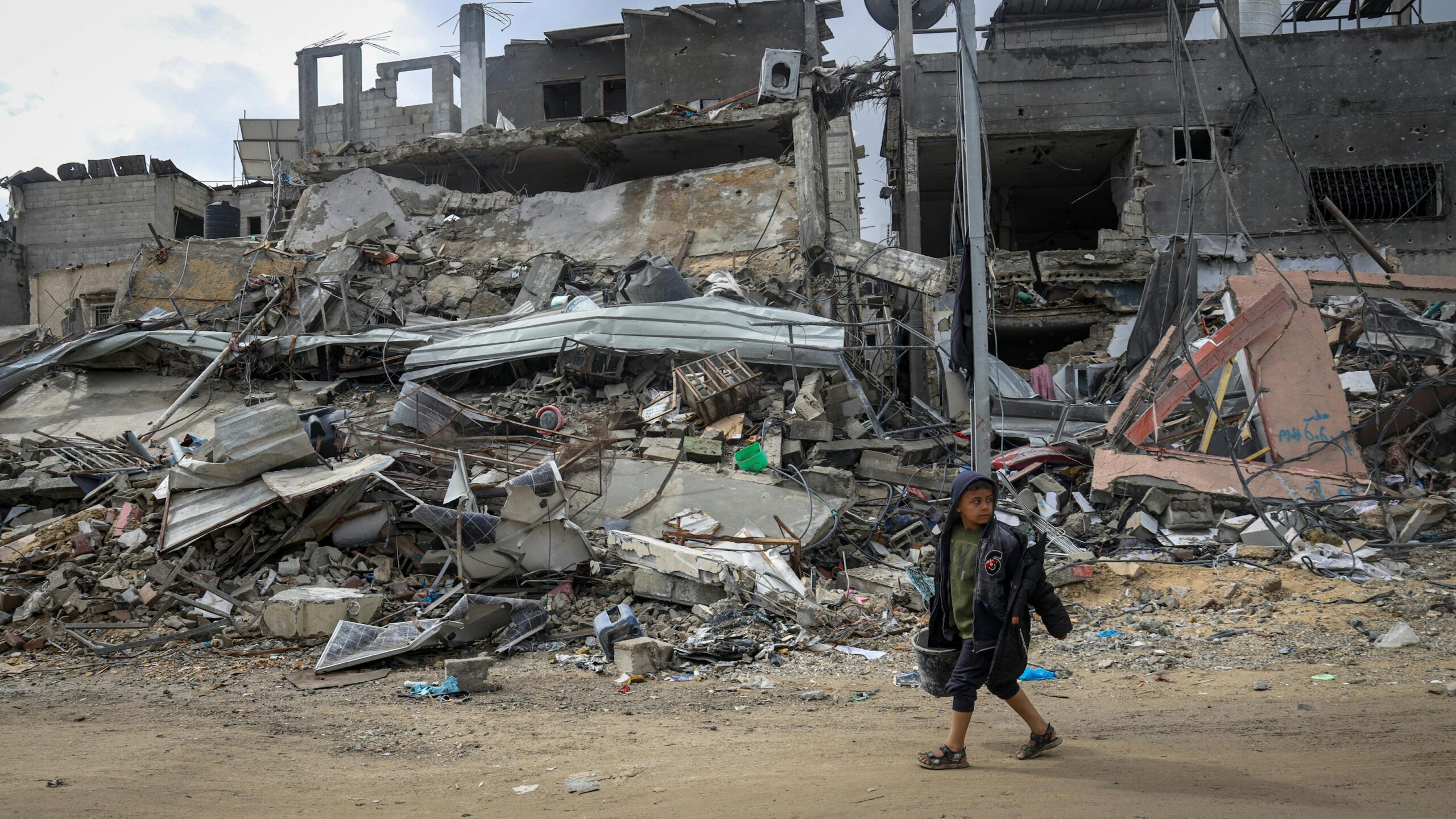 Israele chiude un valico chiave per gli aiuti a Gaza mentre continuano gli attacchi contro civili in cerca di cibo