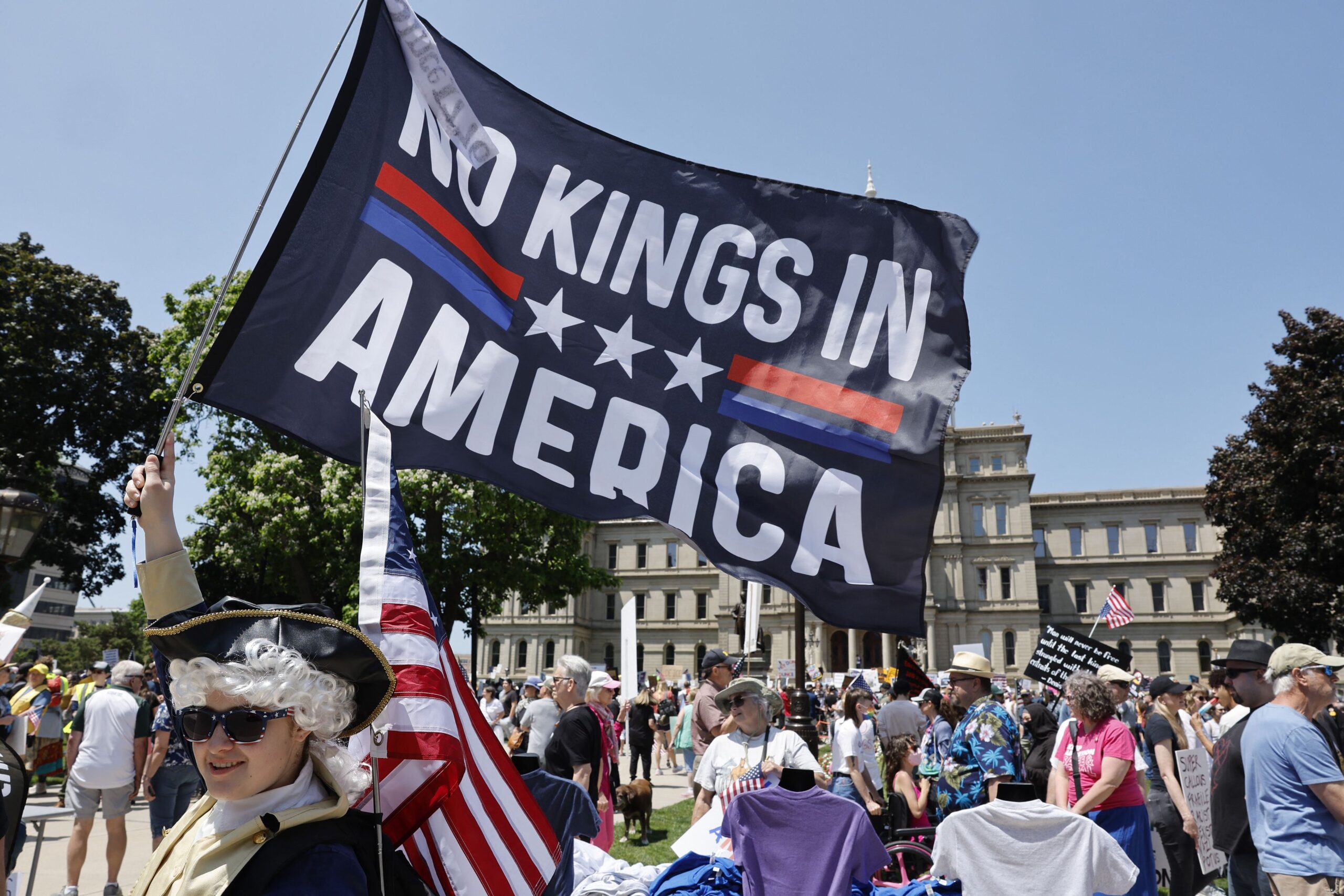 “No Kings”: milioni di americani sfilano in oltre 2000 città contro la deriva fascista e dittatoriale di Trump