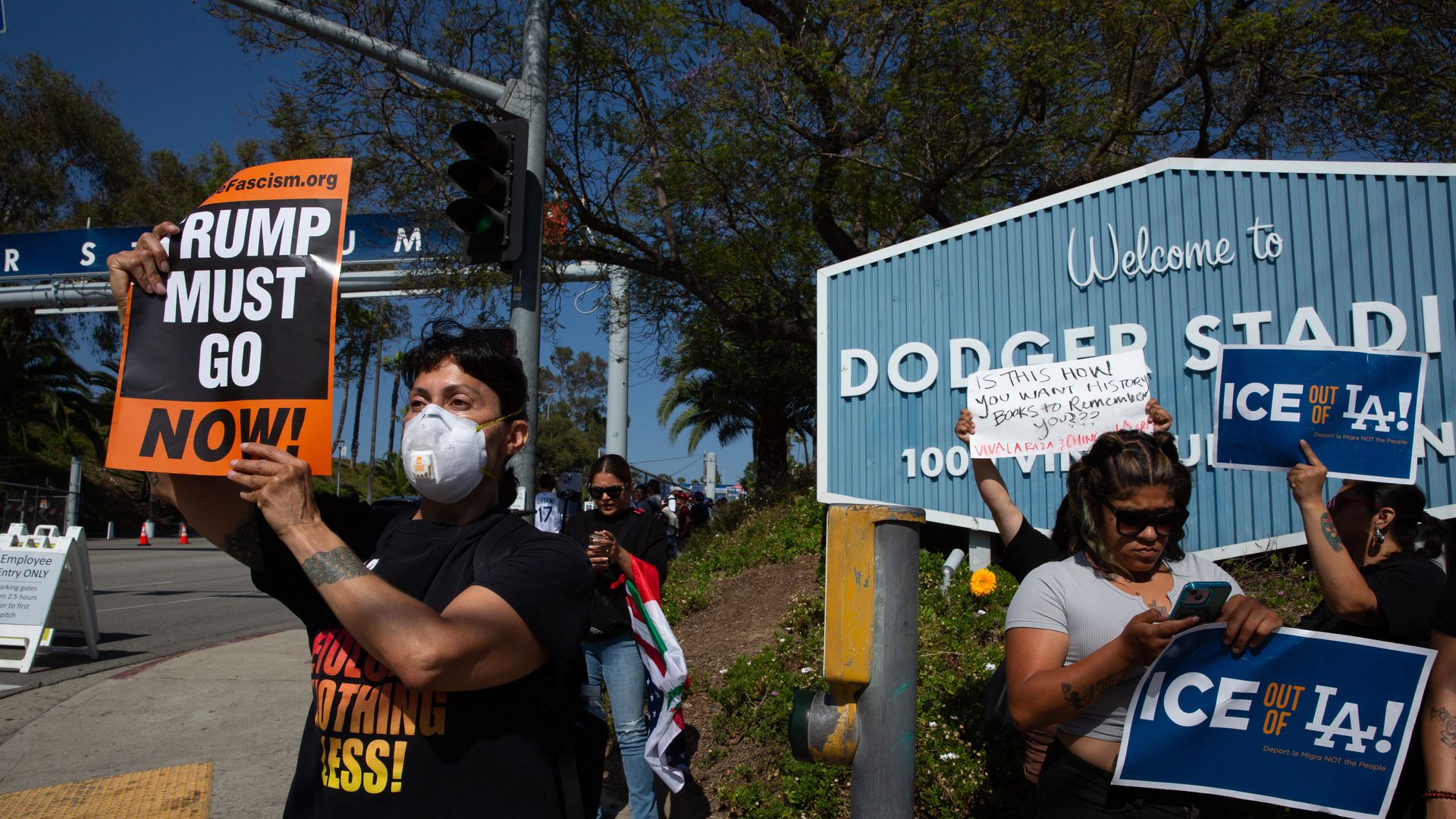 Un’ondata di proteste contro Trump scuote Los Angeles: le retate contro gli immigrati accendono la città