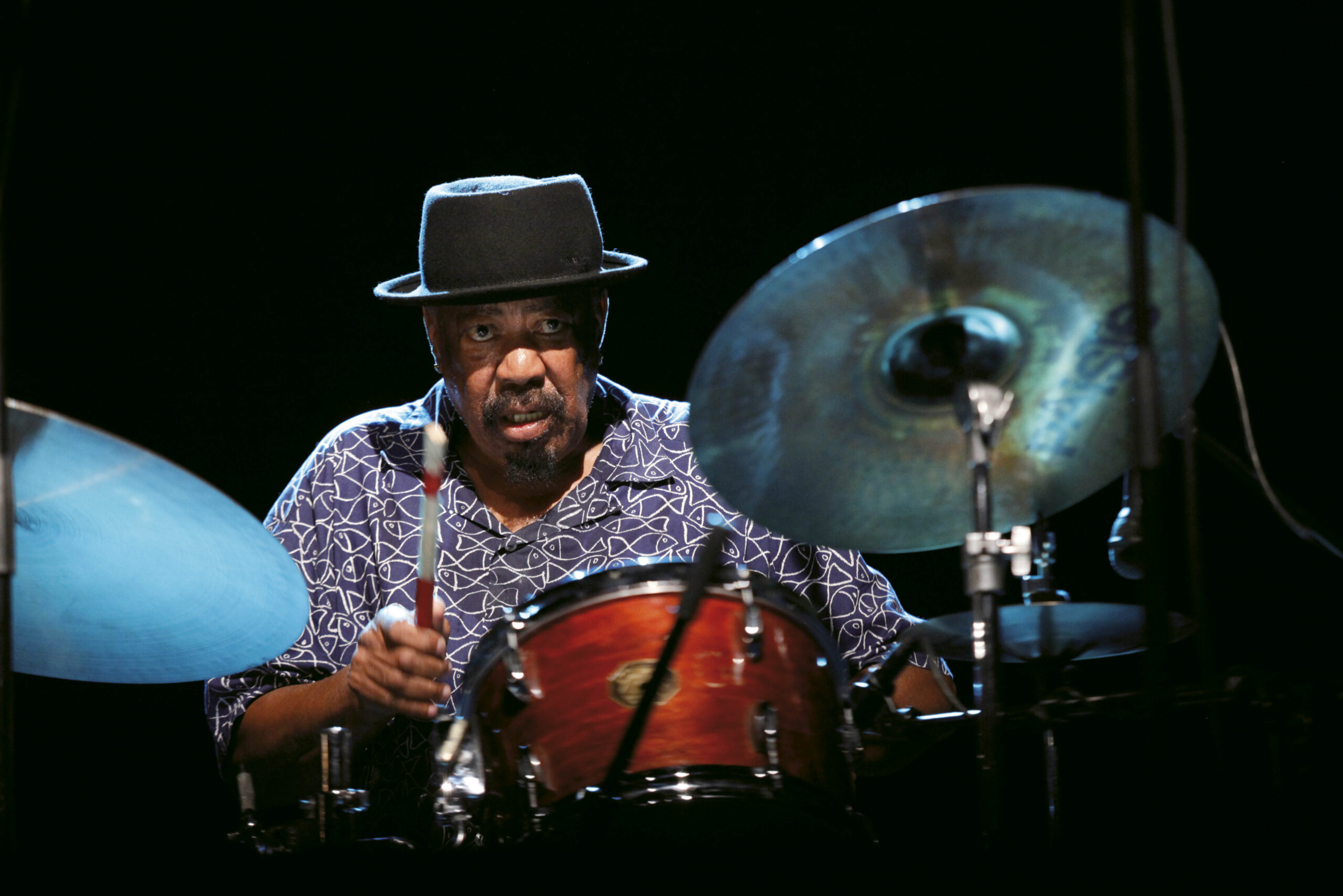 Morto Louis Moholo, leggendario batterista dei Blue Notes: dal jazz all’esilio, una vita contro il razzismo