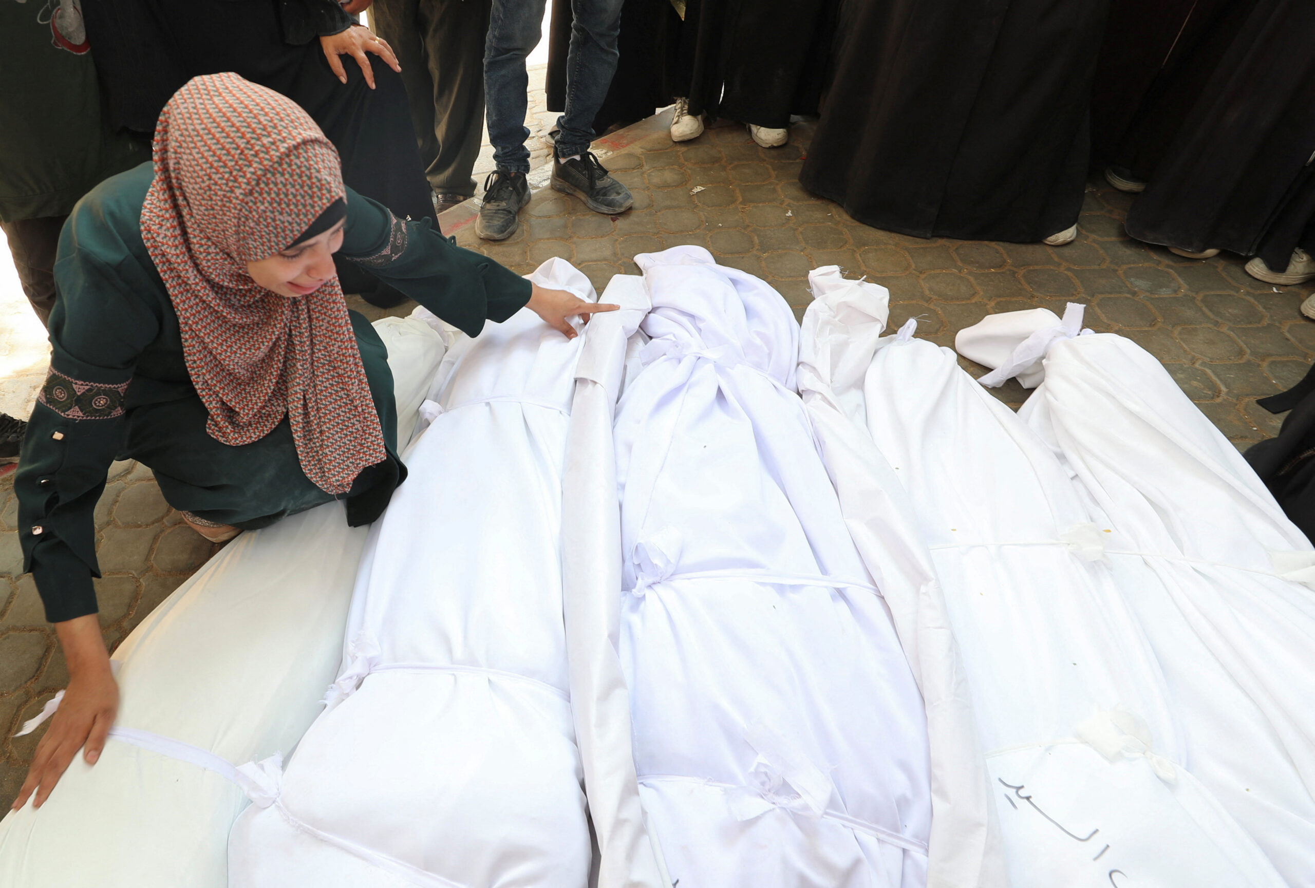 Gaza: attacchi israeliani uccidono civili in cerca di aiuti, decine di morti