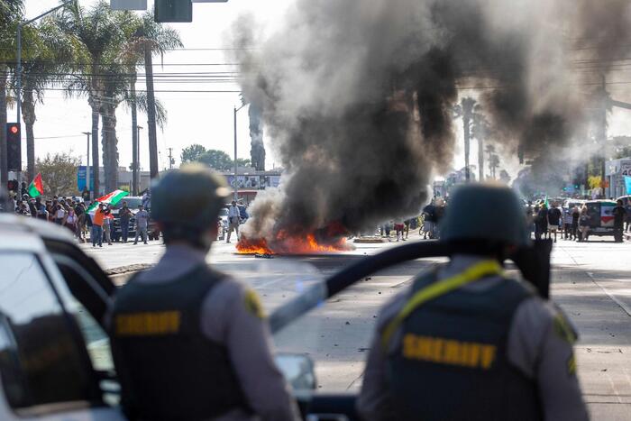 Trump scatena il caos a Los Angeles: militarizza la Guardia Nazionale e reprime le proteste pacifiche.