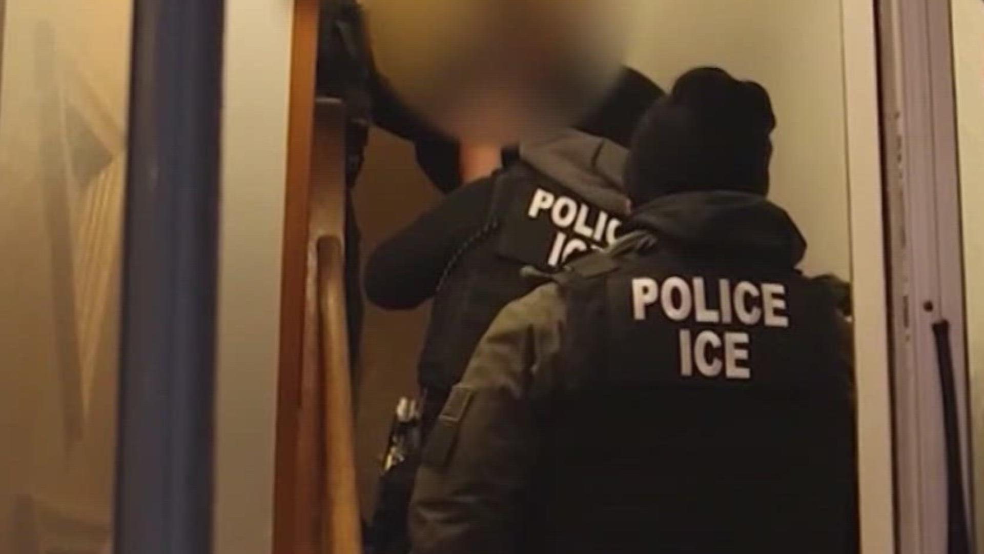 Trump sospende e poi riavvia i raid contro gli immigrati: agricoltori e ristoratori vivono nel terrore