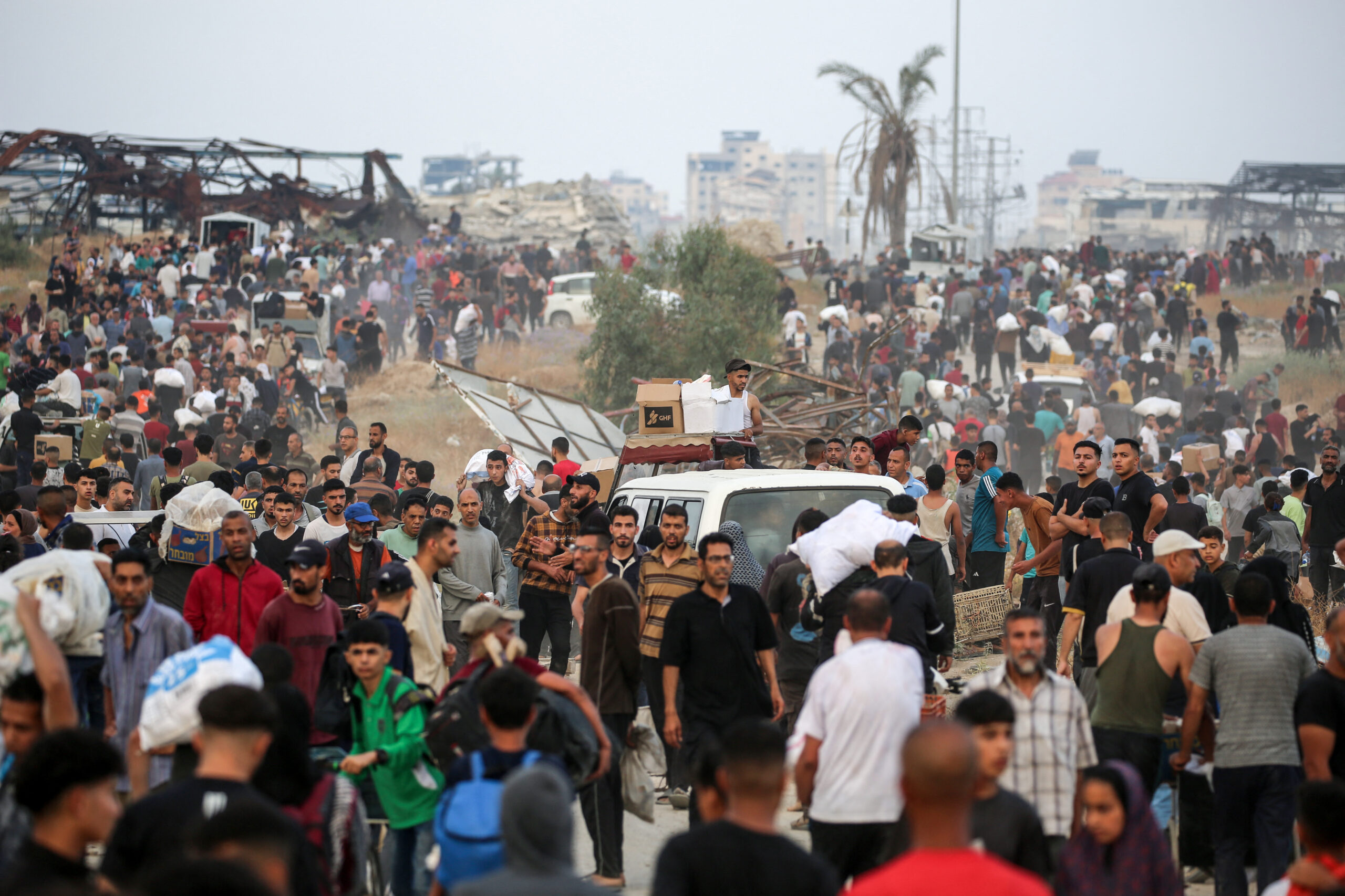 Israele massacra altri civili affamati a Gaza: spari contro chi cercava cibo nei centri umanitari