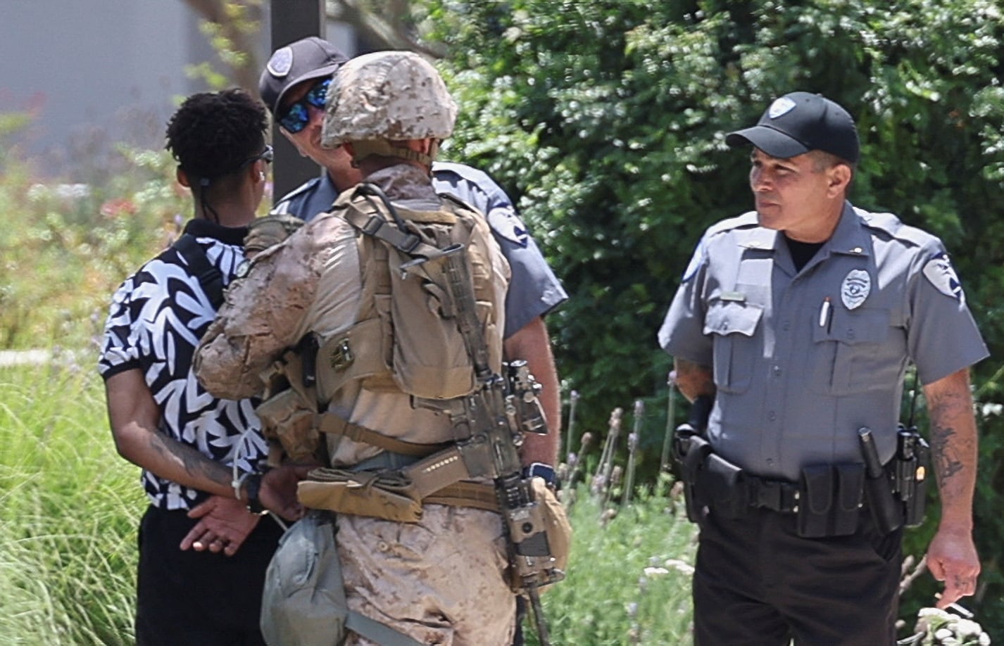 I Marines statunitensi arrestano un civile a Los Angeles