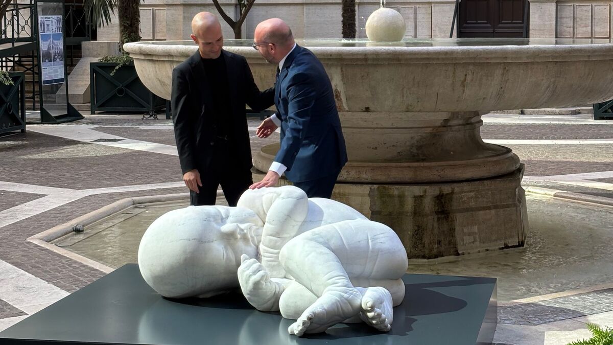 Jago espone 'Look Down' nel cortile d'onore di Montecitorio