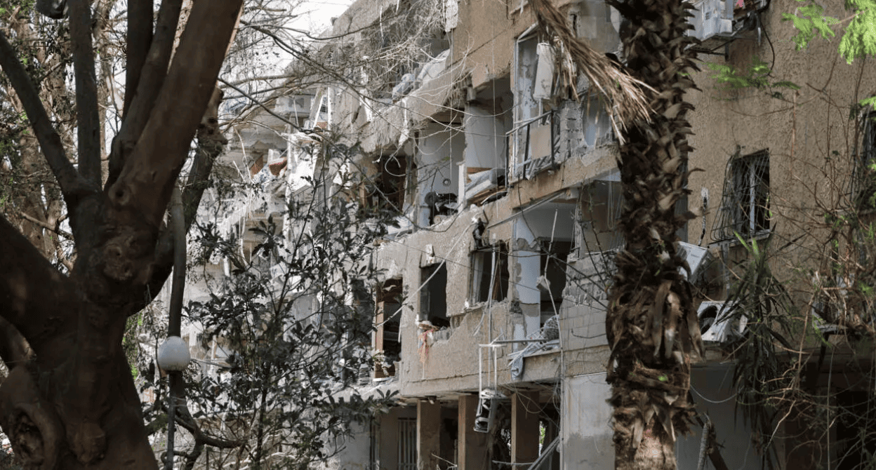 Missili iraniani colpiscono Ramat Aviv dopo i raid Usa: danni ingenti e tensione alle stelle