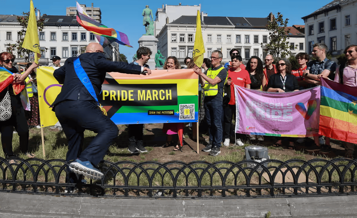 Budapest Pride: in migliaia alla marcia simbolo della resistenza contro l'oscurantismo di Orbán