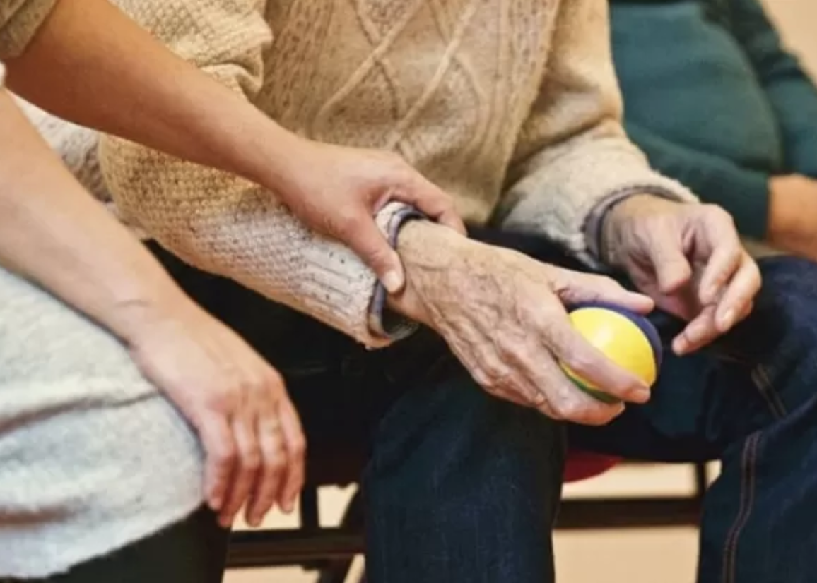Lavoro domestico, la crisi invisibile di colf e badanti