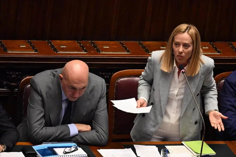 Meloni tra ambiguità e reticenze: niente critiche a Trump, quasi muta su Israele e promesse vuote