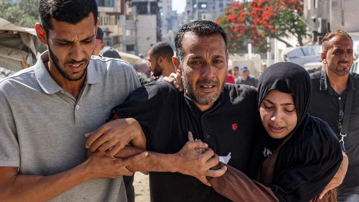 Israele continua a seminare morte a Gaza: 12 morti e ancora spari contro gli affamati nei centri di aiuto