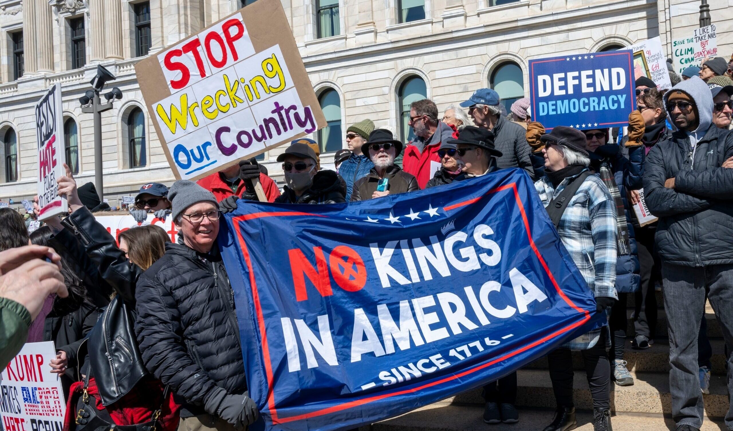 Milioni in piazza contro Trump: “No Kings” sfida l’autoritarismo e la deriva fascista dell’America