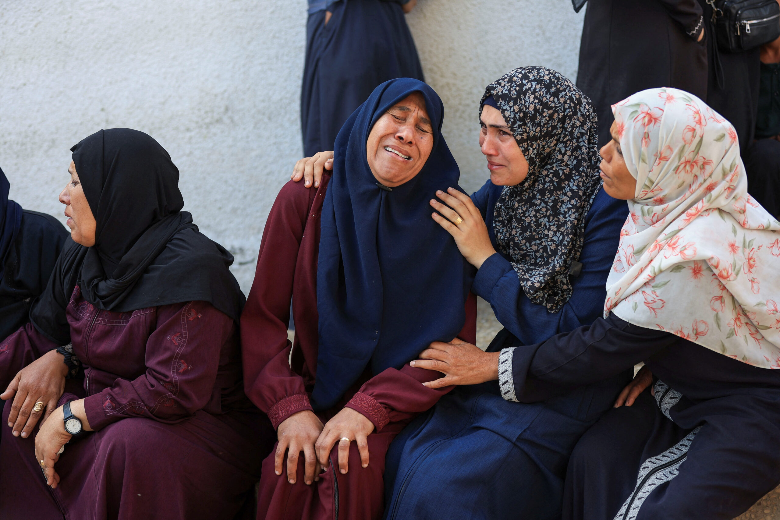 Gaza, 26 morti nei raid israeliani dall’alba: sale la tensione attorno ai centri di distribuzione degli aiuti