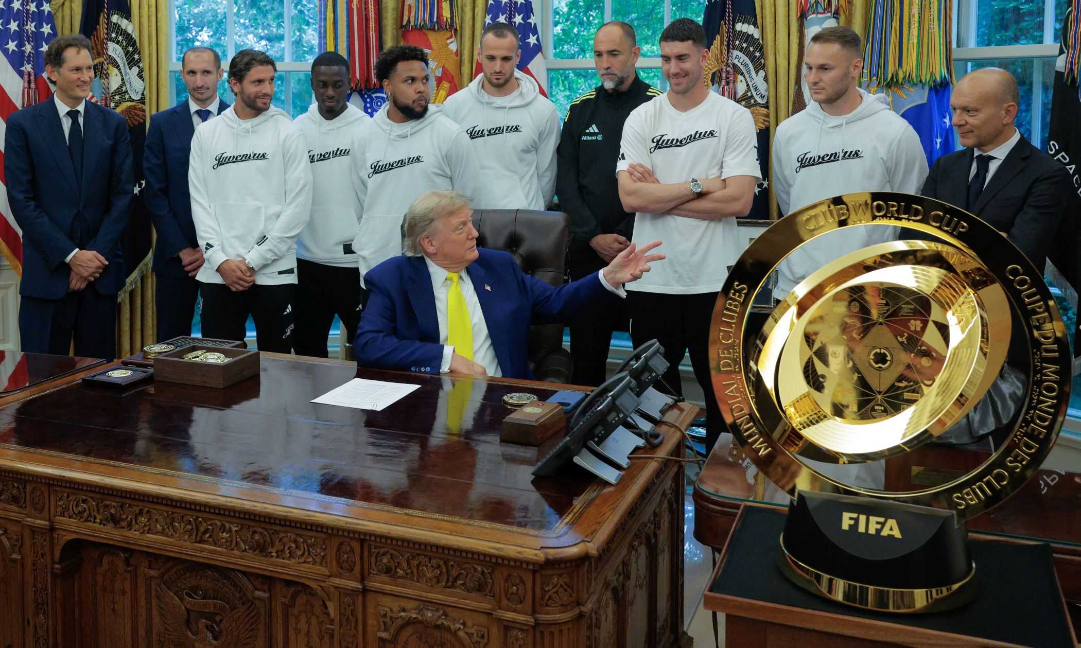 Elkann porta la Juve a omaggiare Trump mentre il tycoon è impegnato a minacciare l'Iran e deportare gli immigrati