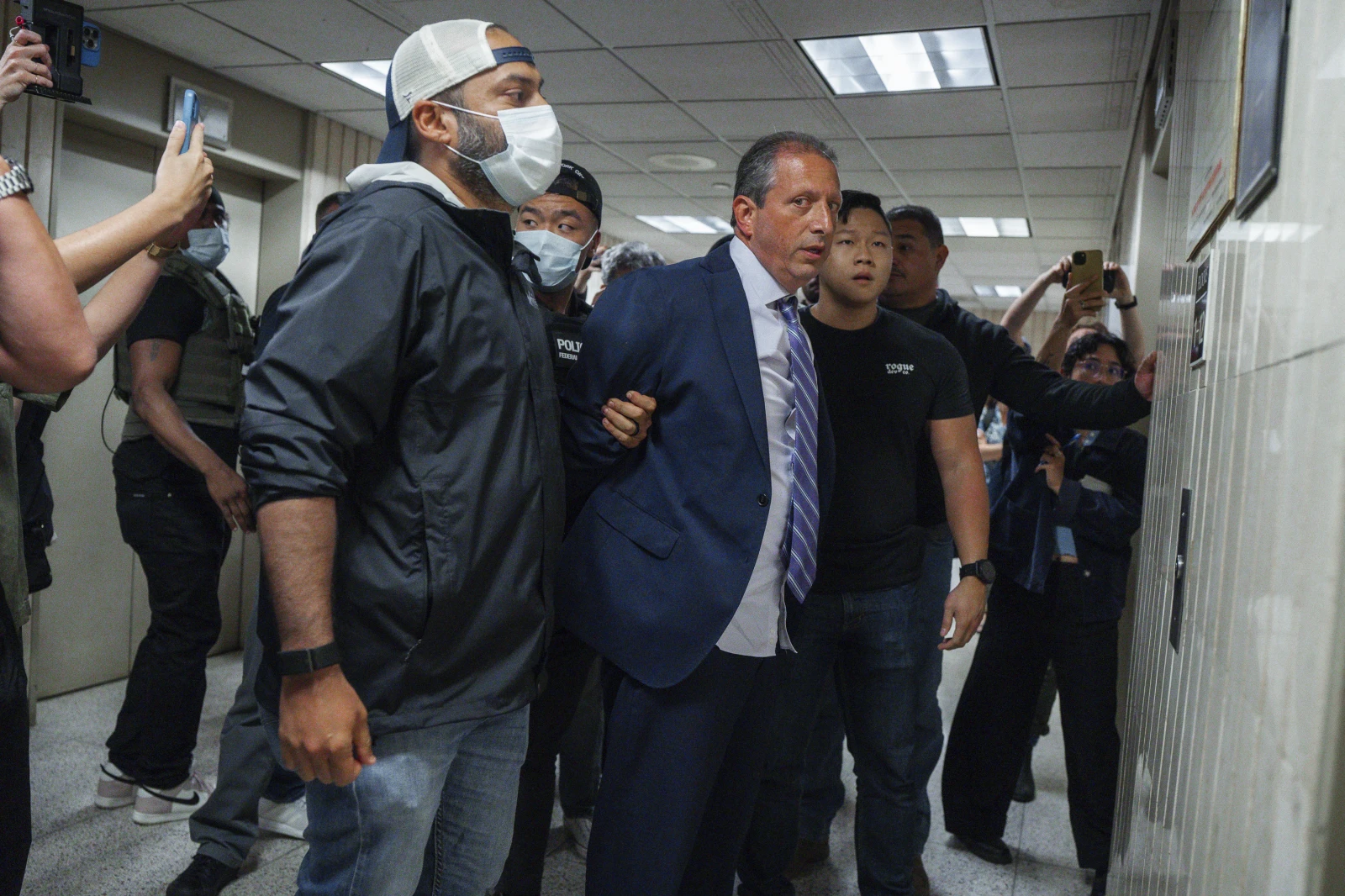 Arrestato Brad Lander, candidato sindaco di New York: Trump il dittatore trasforma la solidarietà in reato