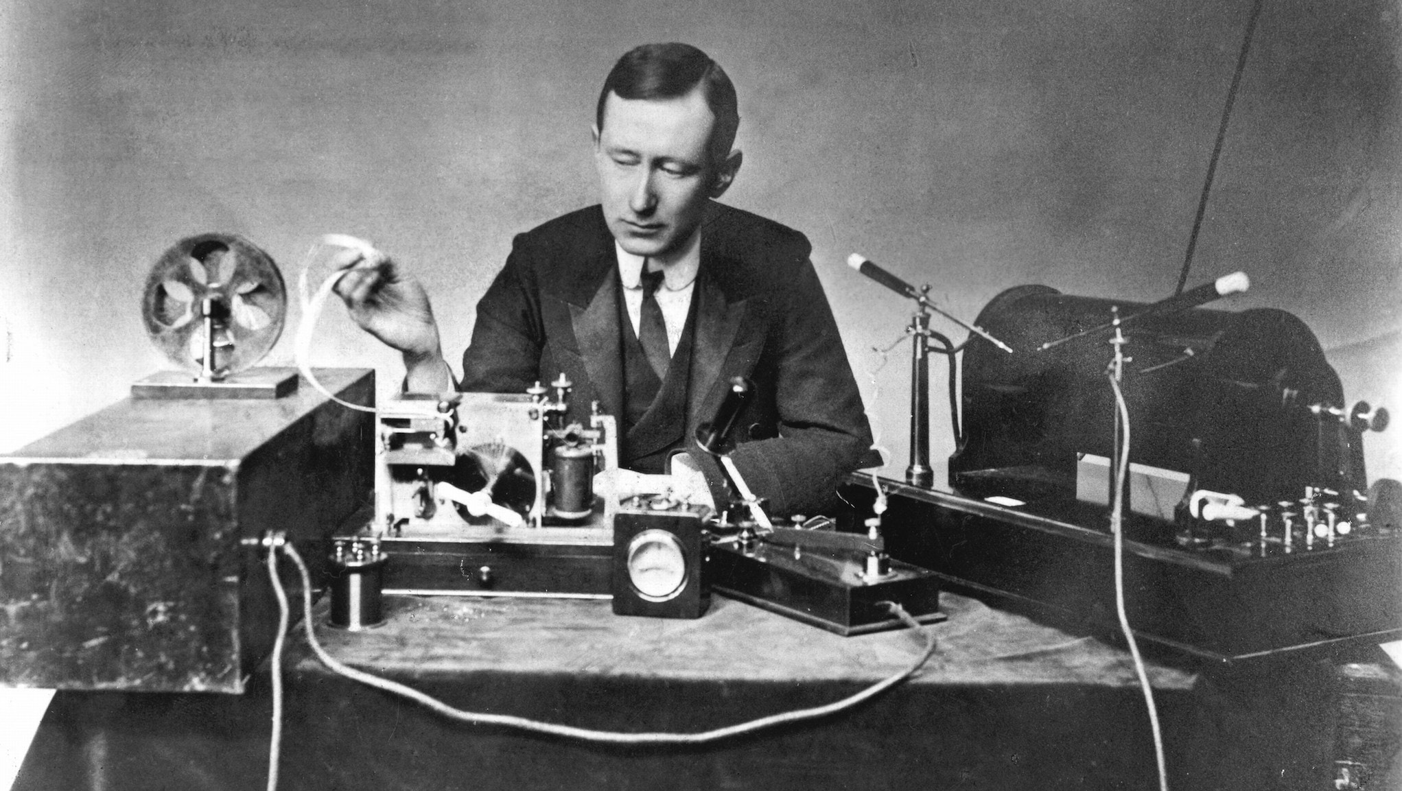 La radio è viva e ci tiene uniti con notizie, musica e cultura