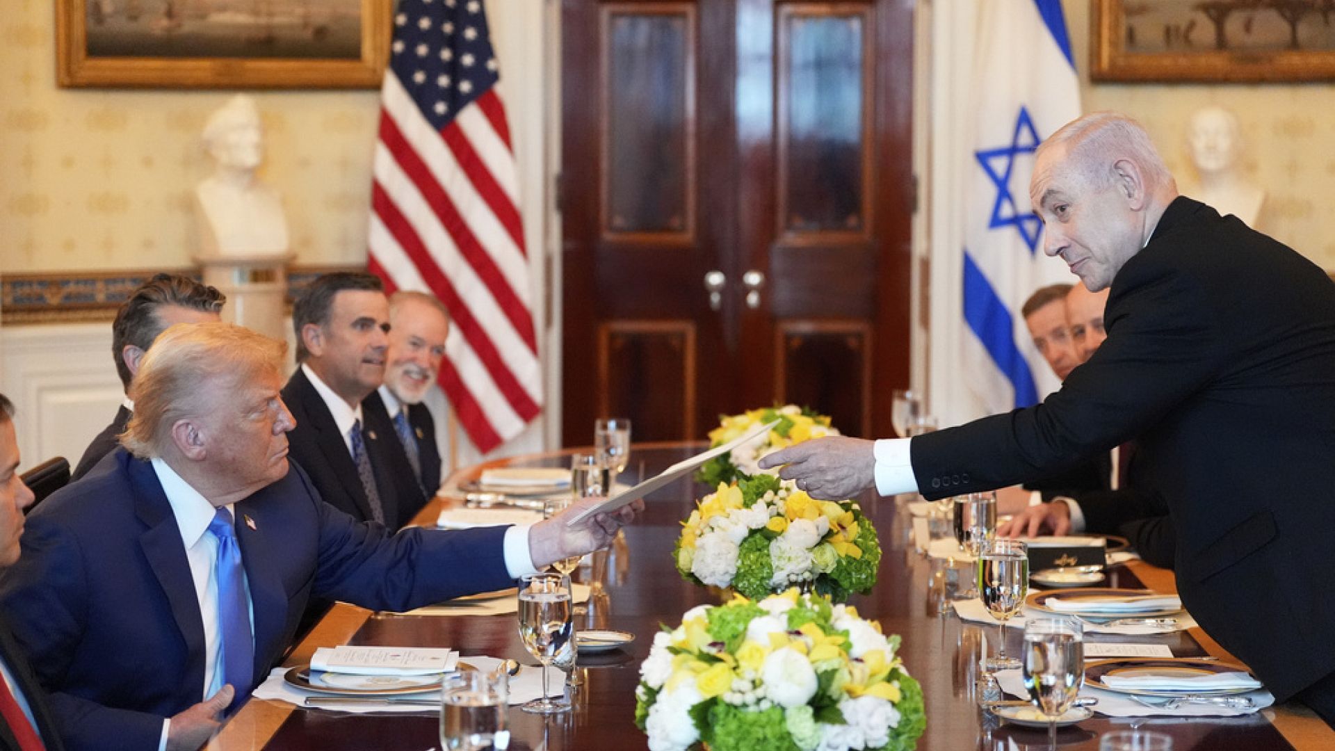 Netanyahu dall'alto dei suoi crimini di guerra propone il razzista Trump per il Nobel per la Pace