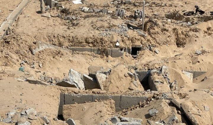 Forze israeliane profanano un cimitero ed esumano con i bulldozer corpi nel sud di Gaza