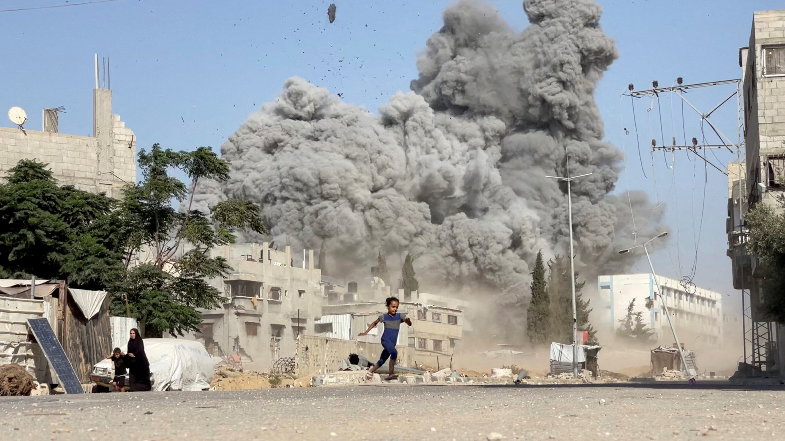 Gaza, nuova strage degli affamati: 32 uccisi mentre cercavano cibo