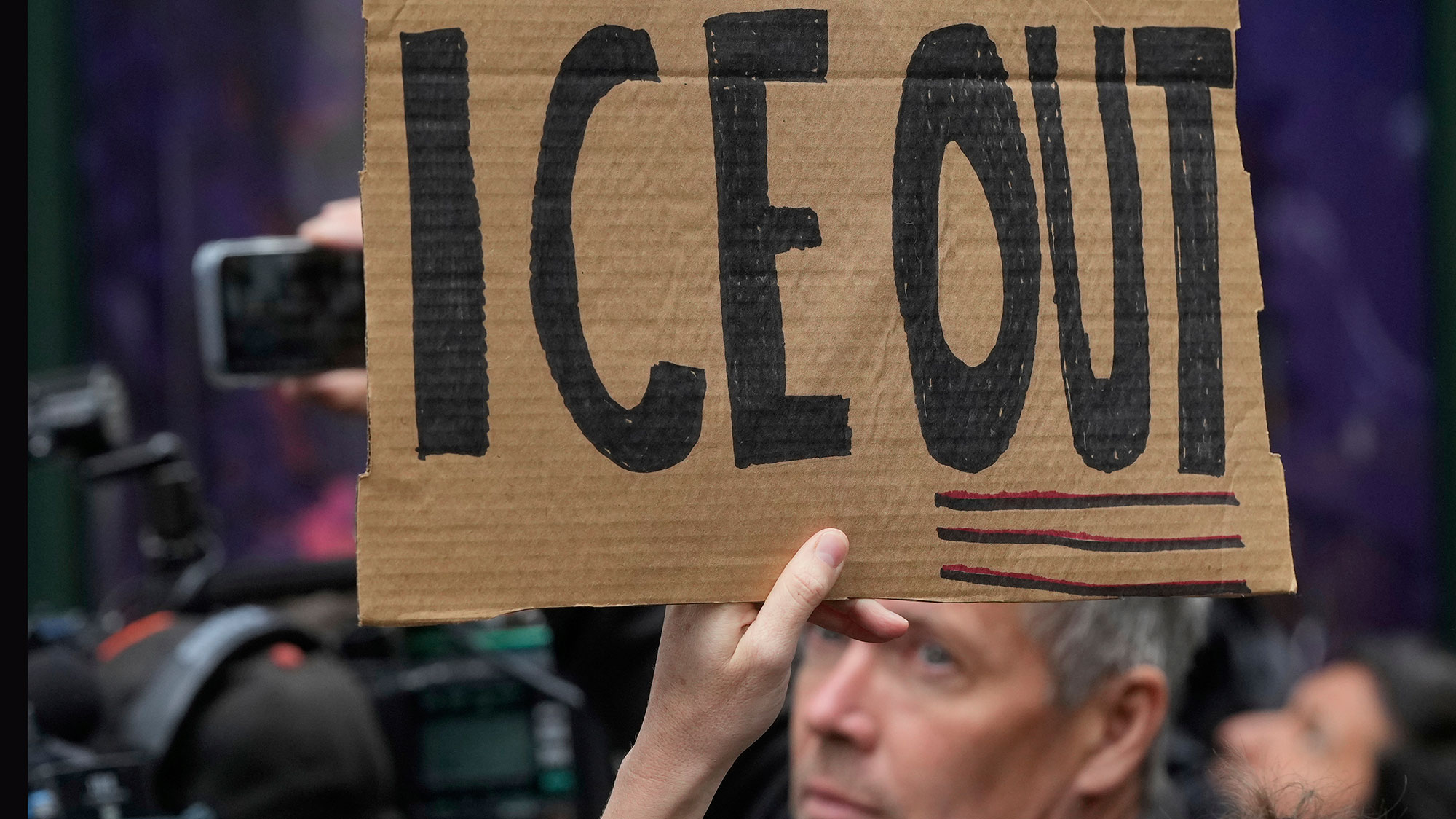 Ice: gli sgherri di Trump arrestano e minacciano i volontari che assistono gli immigrati nei tribunali