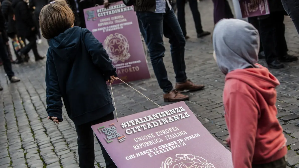 Ius scholae, tra ipocrisie politiche e razzismo diffuso: la solidarietà è Costituzione, non privilegio da concedere