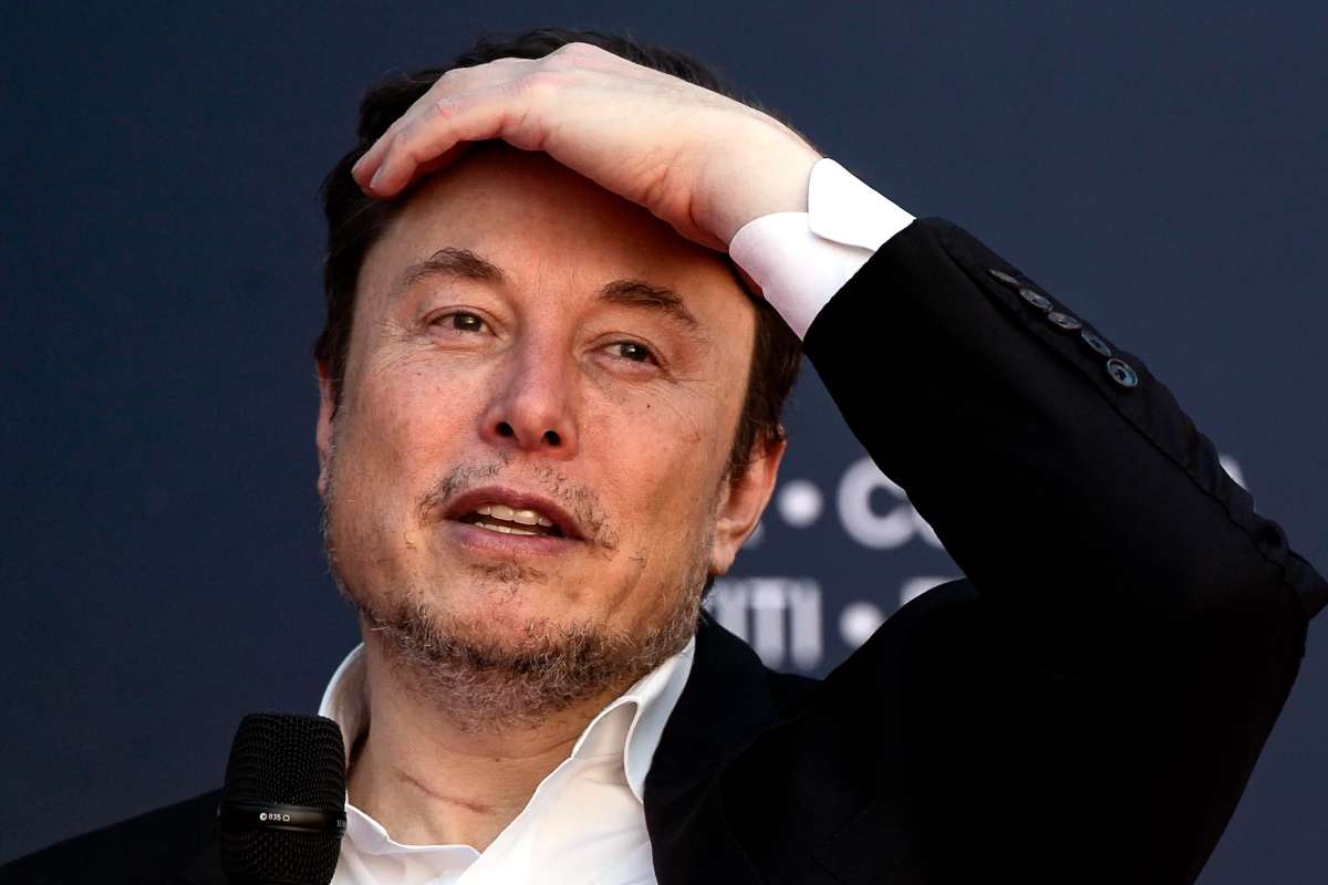 Elon Musk ironizza su X per ipotizzare un insabbiamento del caso Epstein per proteggere Trump