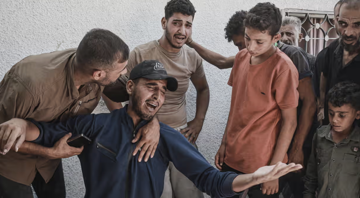 Raid israeliani uccidono 38 persone a Gaza mentre in Qatar si tratta per il cessate il fuoco