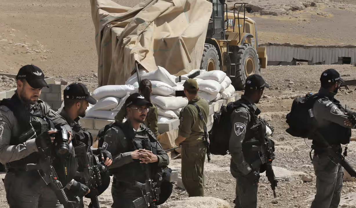 Paura nei villaggi palestinesi della Cisgiordania: coloni minacciano demolizioni e attacchi notturni