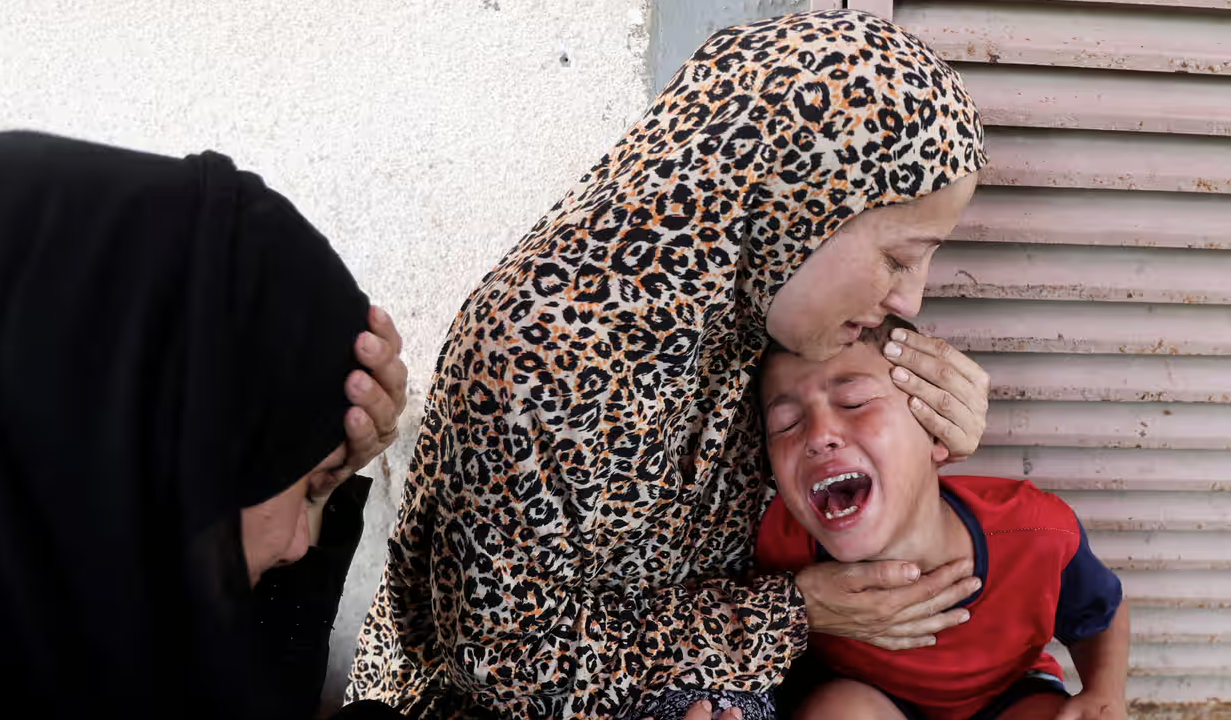 Gaza, ennesima strage degli innocenti: 15 persone (tra cui 10 bambini) uccise mentre aspettavano cure mediche