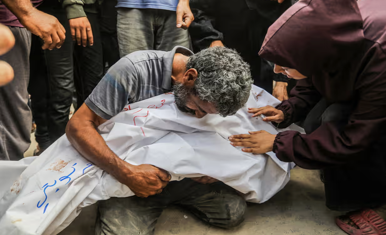 Gaza, ancora sangue tra i civili: uccisi sei bambini mentre prendevano l’acqua