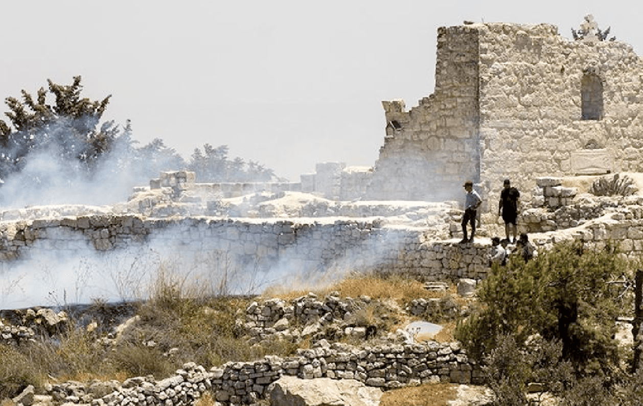 I coloni israeliani di estrema destra protetti dai militari attaccano il villaggio cristiano di Taybeh