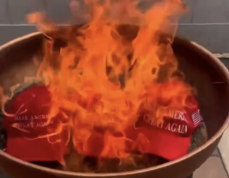 I fascio-cospirazionisti contro il 'capo': gli estremisti Maga bruciano i simboli di Trump dopo il caso Epstein
