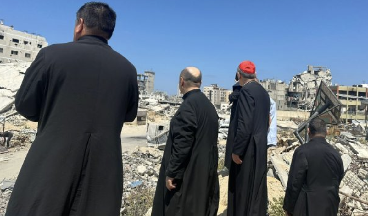 "Senza cibo né acqua con 42 gradi": padre Romanelli denuncia la catastrofe umanitaria a Gaza