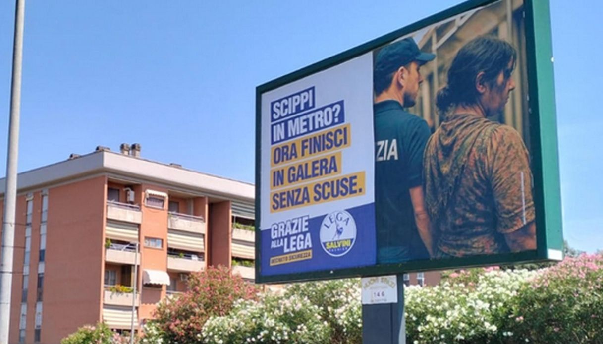 Roma rimuove i manifesti xenofobi della Lega: i loro contenuti inaccettabili istigano all’odio
